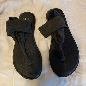 Sanuk, size 11, cloth flip flops.